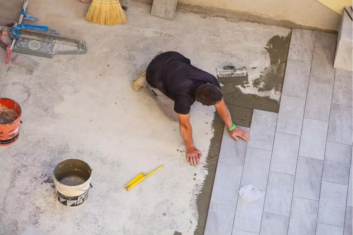 Voici la meilleure méthode pour poser du carrelage sur un sol irrégulier 