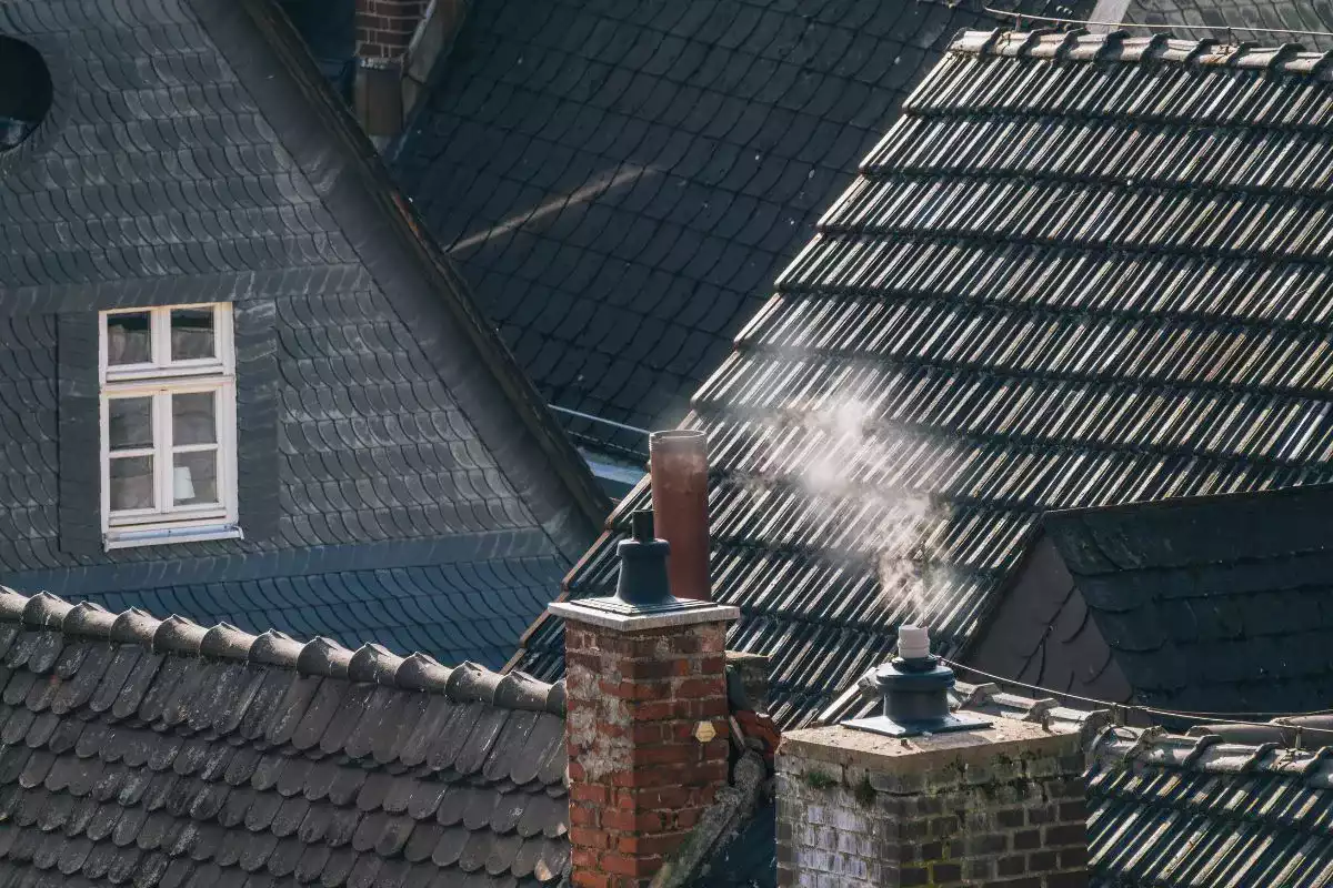 L'importance de l'étanchéité entre la cheminée et la toiture pour éviter les fuites