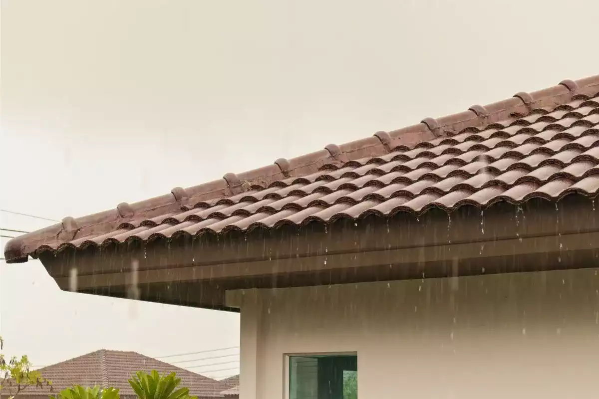 Que faire en cas de fuite de toiture sous une forte pluie ?