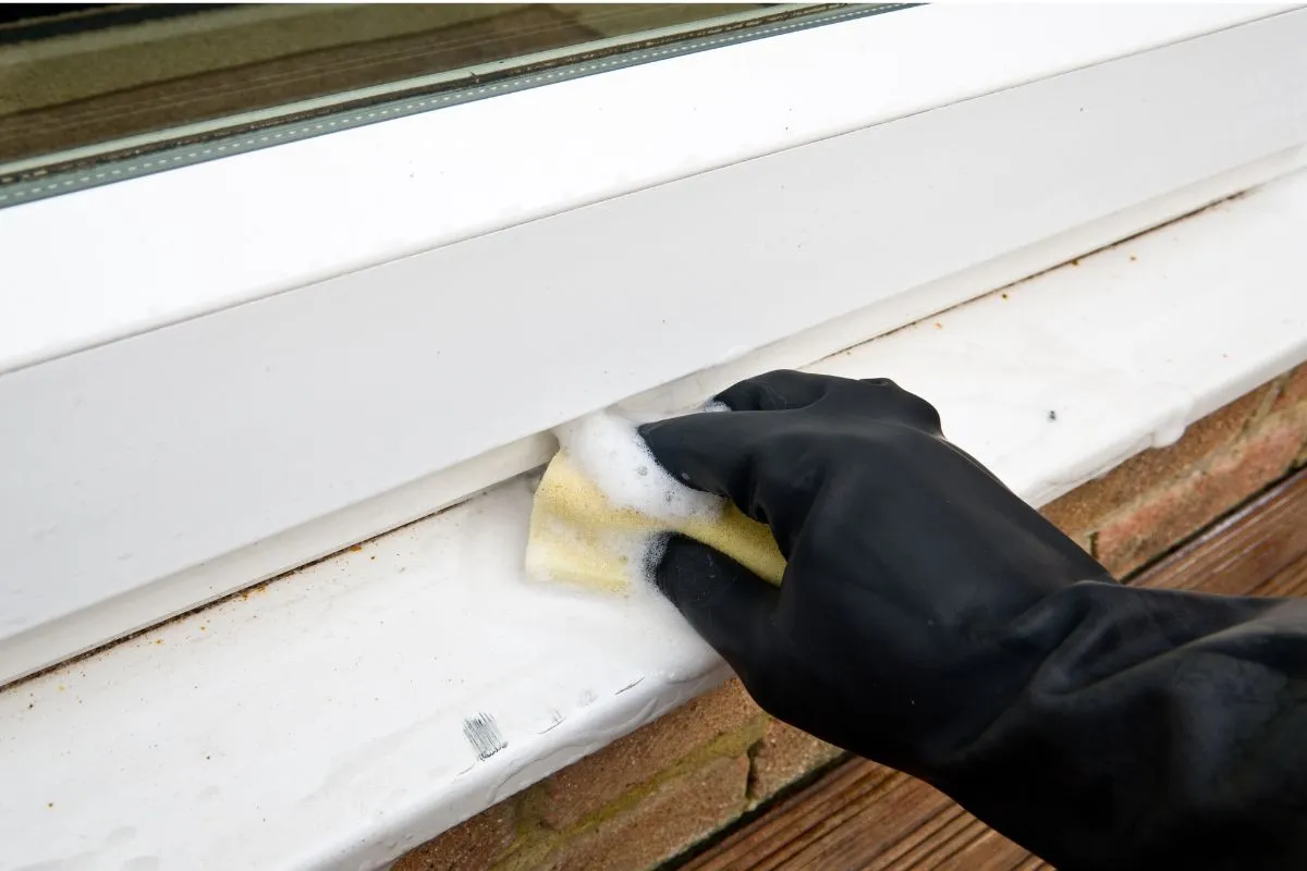 Les 5 astuces pour enlever de la peinture sur du PVC sans l’abîmer