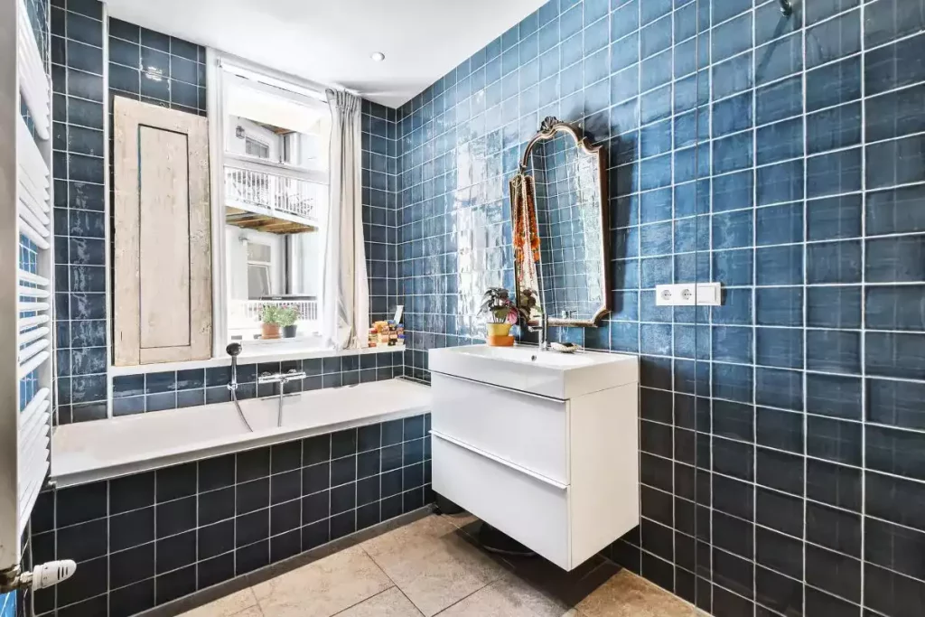 Comment associer 2 carrelages différents salle de bain : les critères essentiels à considérer