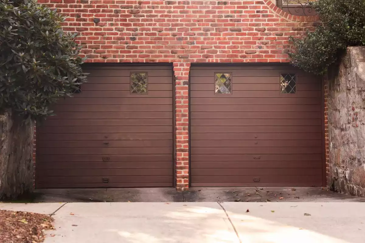 Comment isoler une porte de garage coulissante en bois efficacement ?