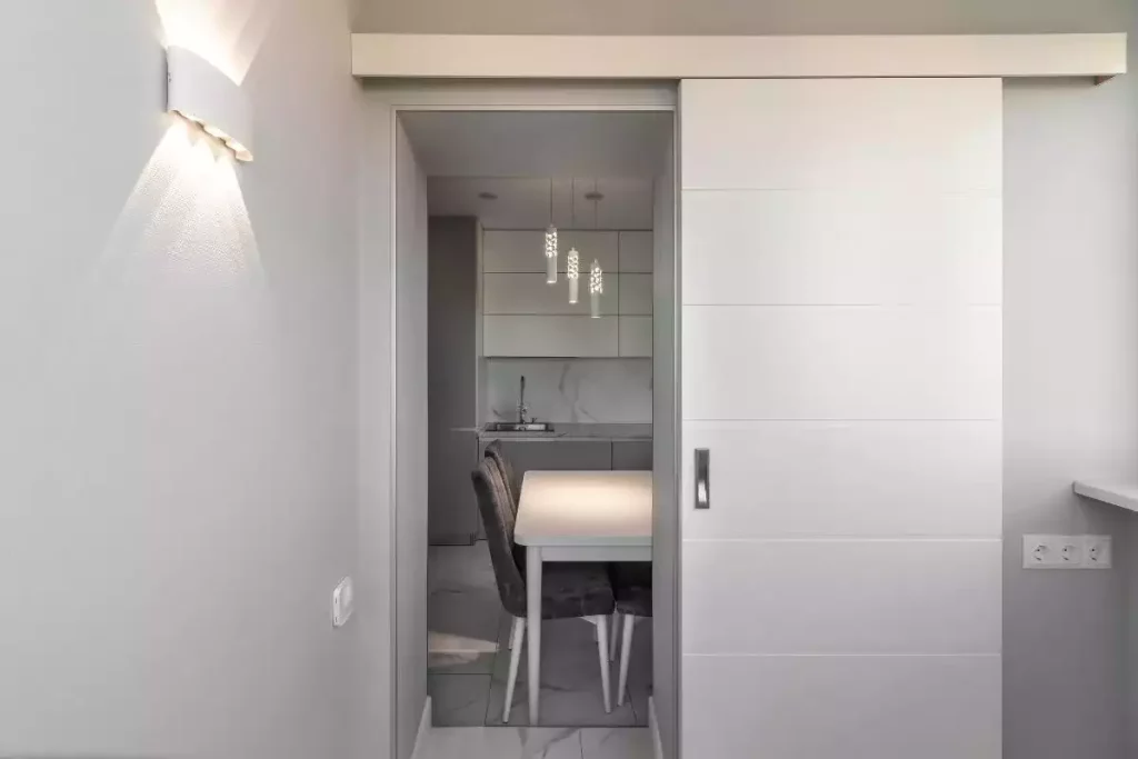 Comment isoler une porte coulissante pour un confort optimal ?