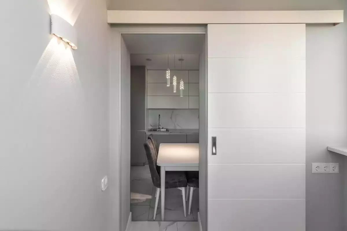 Comment isoler une porte coulissante pour un confort optimal ?