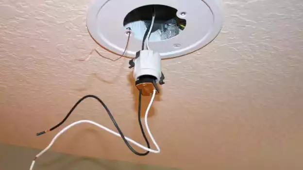 Les dangers liés à un luminaire dépourvu de fil de terre