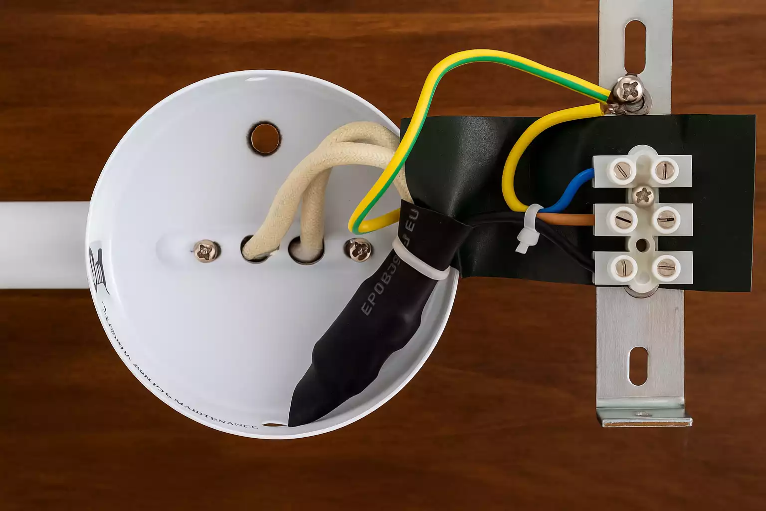 Que faire si un luminaire n'a pas de fil de terre ?