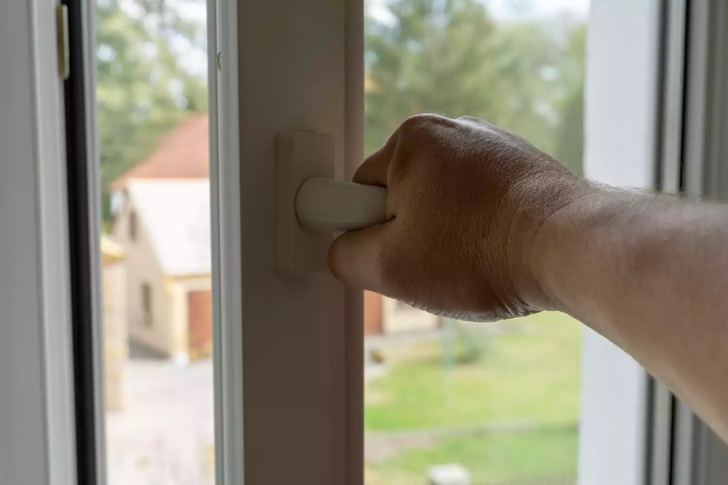Comment ajouter une poignée extérieure sur une porte-fenêtre PVC facilement ?
