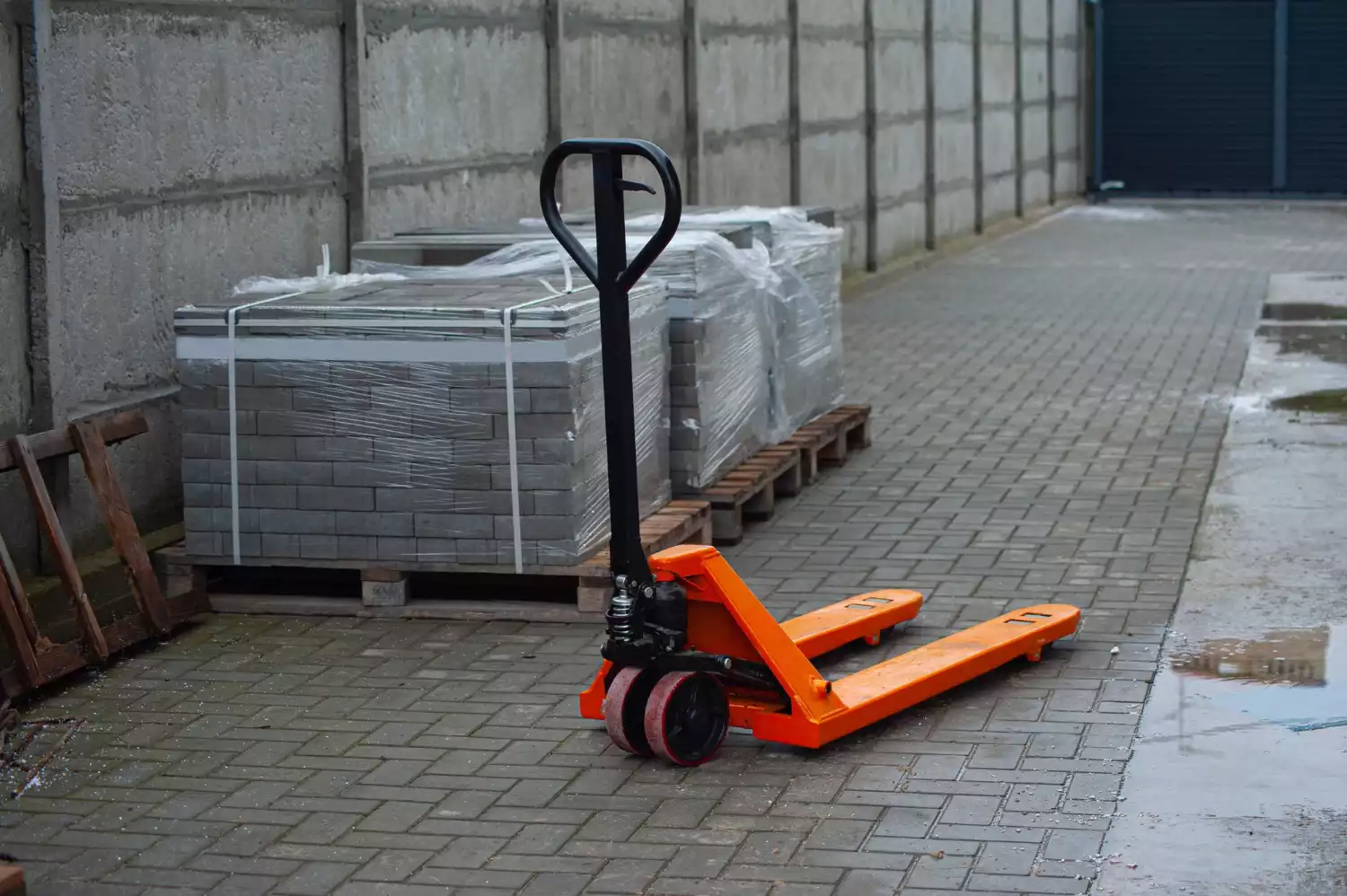 Bien choisir les dimensions de vos transpalettes et chariots élévateurs pour optimiser votre logistique