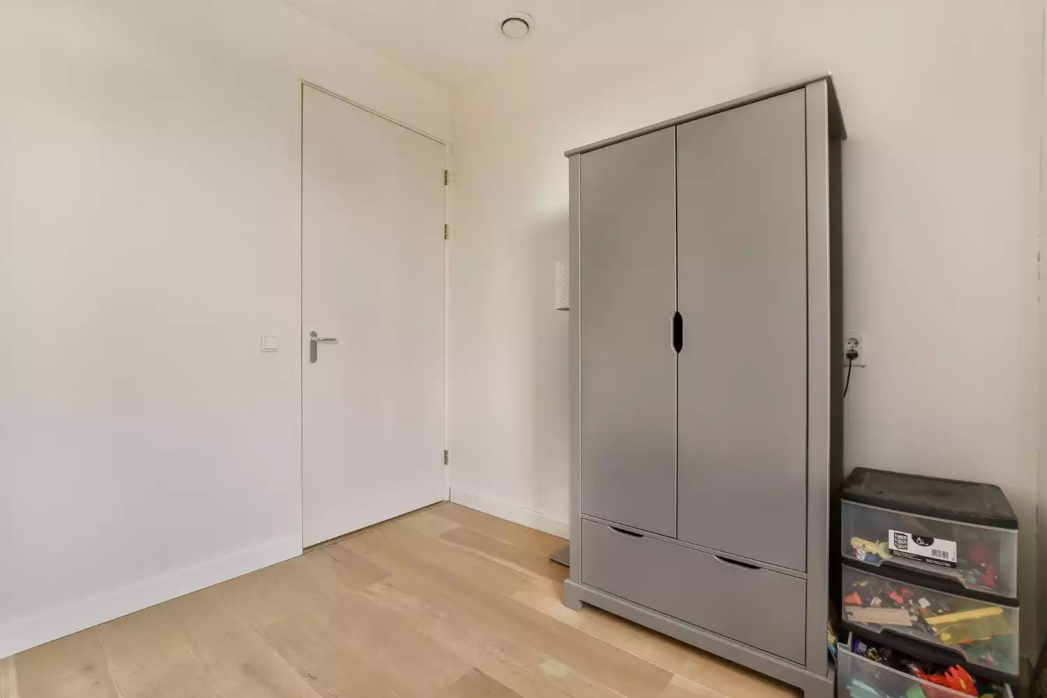 Papier peint sur portes de placard : comment donner du style et agrandir l’espace chez vous