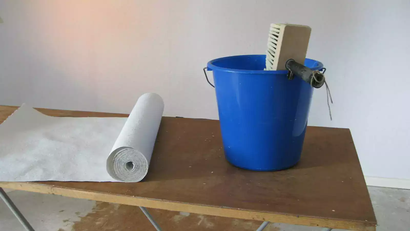 Combien d’eau ajouter à 50 g de colle papier peint pour une texture parfaite ?
