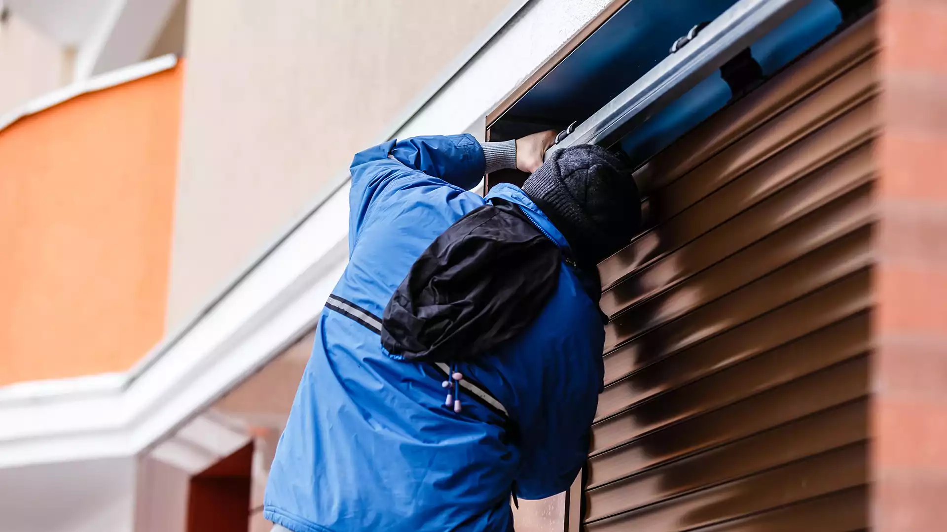 Ouvrir un coffre de volet roulant : guide pratique étape par étape