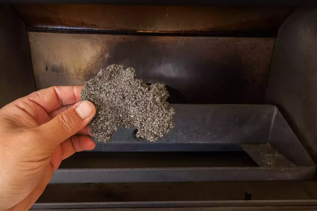 D’où vient vraiment le mâchefer dans votre poêle ?