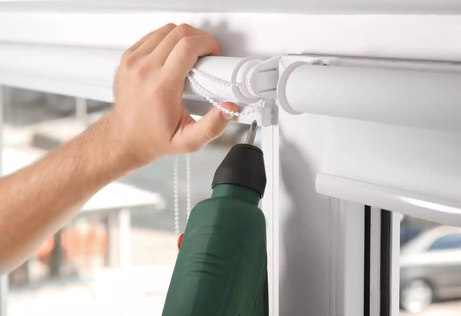 Comment installer soi-même un volet roulant sur mesure : le guide complet