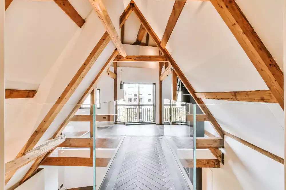 Le plan pour une pose soignée de l’isolant entre poutres