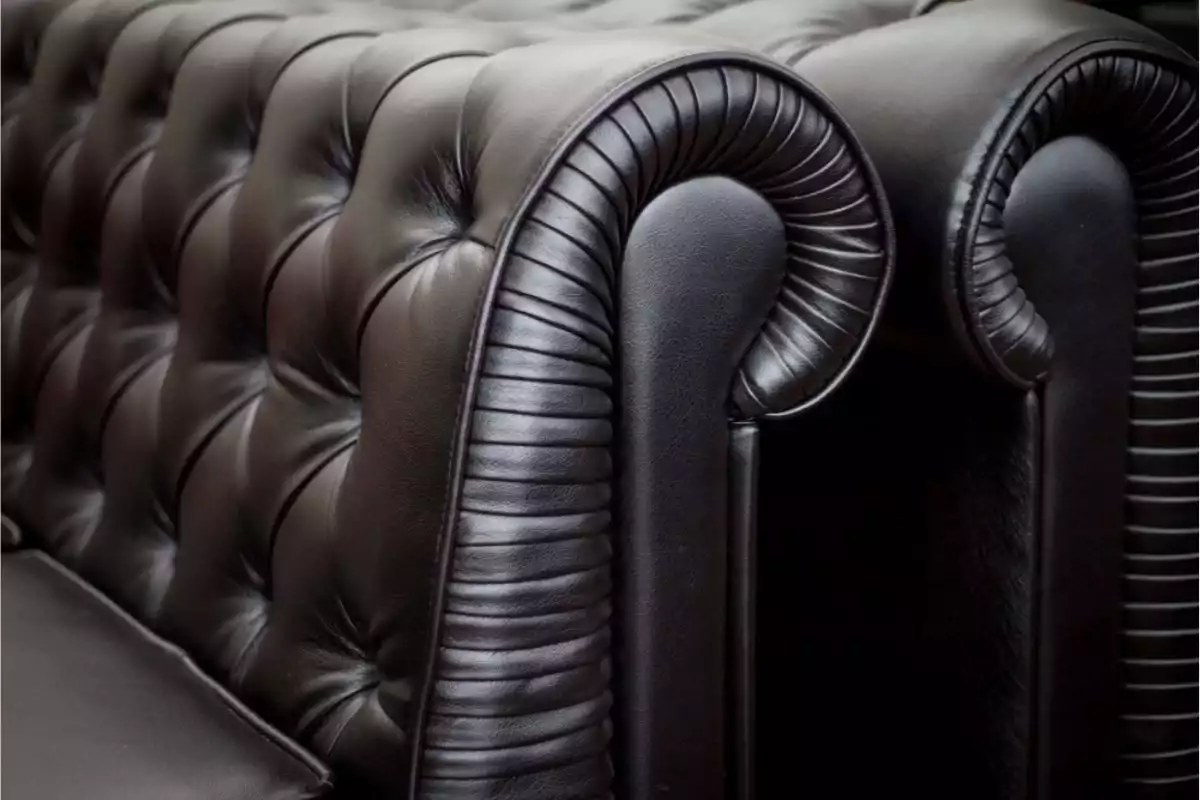 Peindre du cuir : procédés, matériaux et conseils pour une rénovation durable