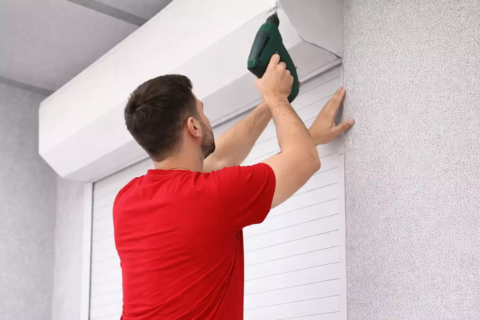 Installer une entrée d’air sur un coffre de volet roulant : principes et méthode technique