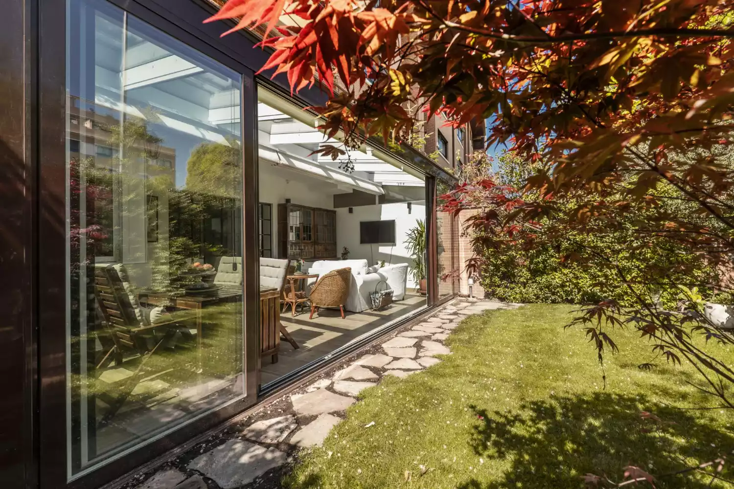 Rénover la peinture d’une véranda en aluminium : méthodes, choix et précautions techniques