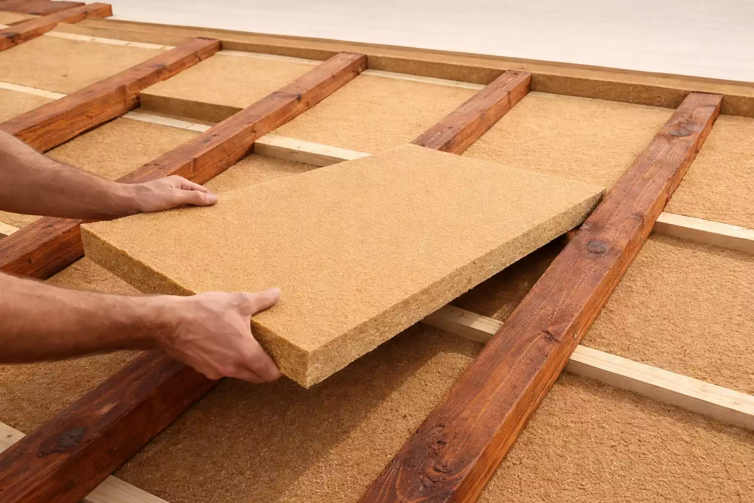 Calculer l’épaisseur d’isolation en fibre de bois : principes, formules et applications sur chantier