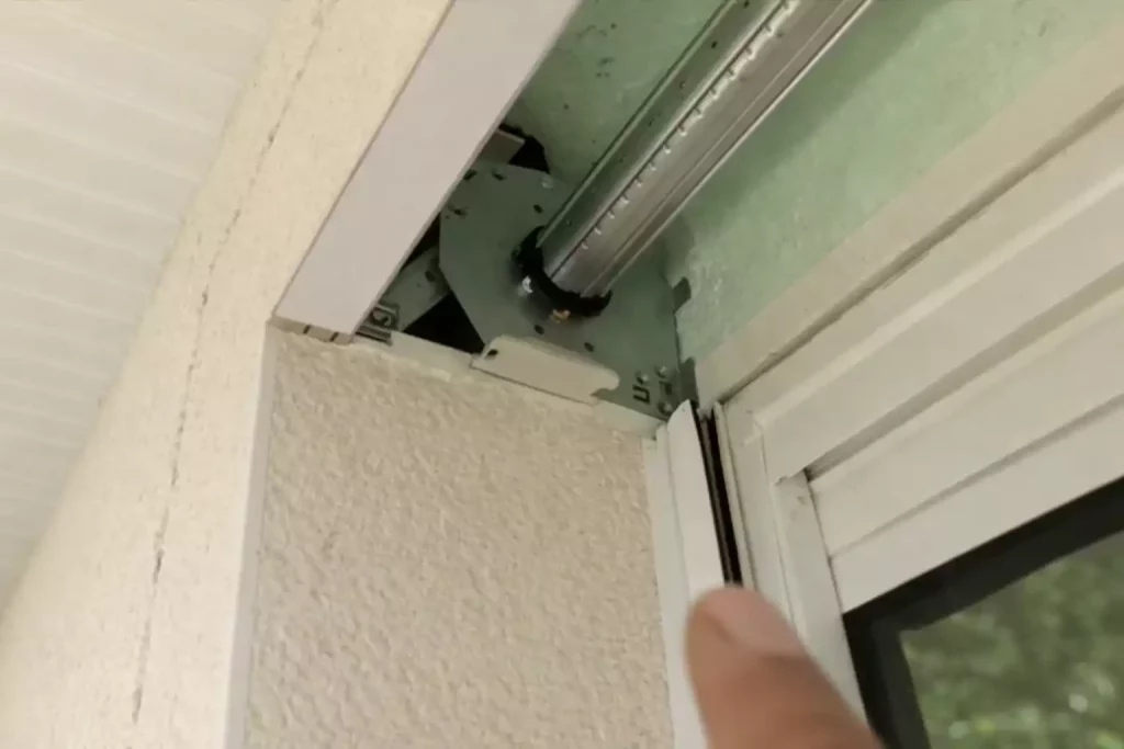 Le processus pour démonter le moteur et remplacer le condensateur