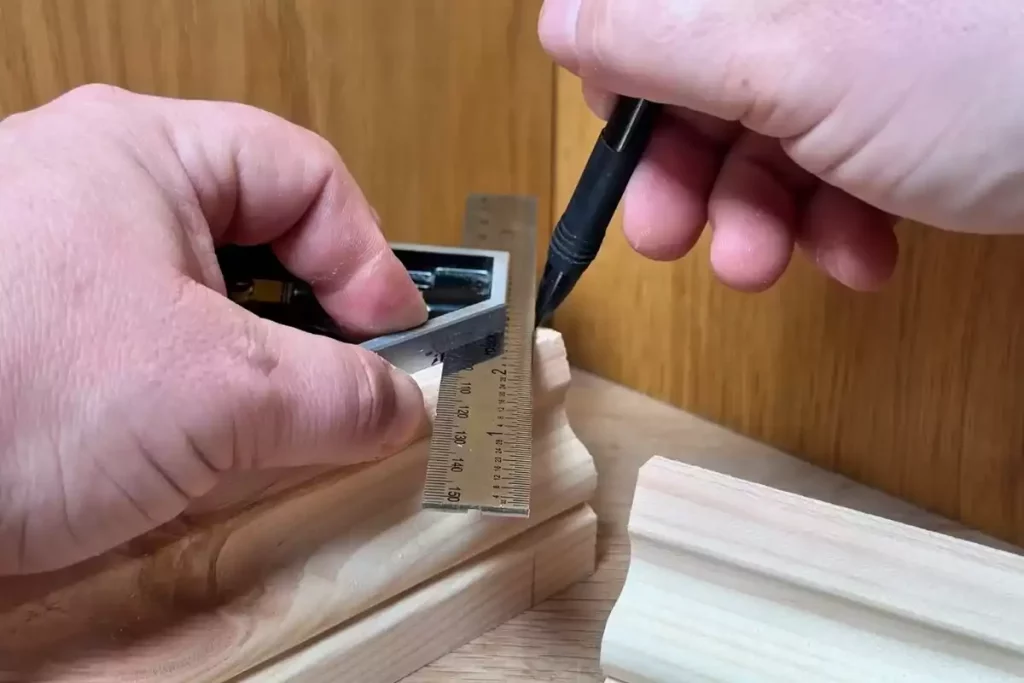 Réaliser une coupe de plinthe à 45 degrés sans boîte à onglet : procédés et astuces de chantier