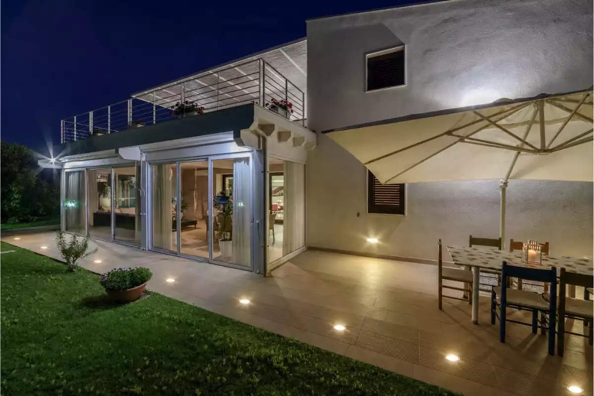 Installer un spot encastrable sur une terrasse en béton