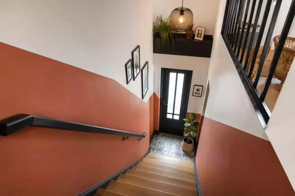 peindre les murs d'un escalier en 2 couleurs
