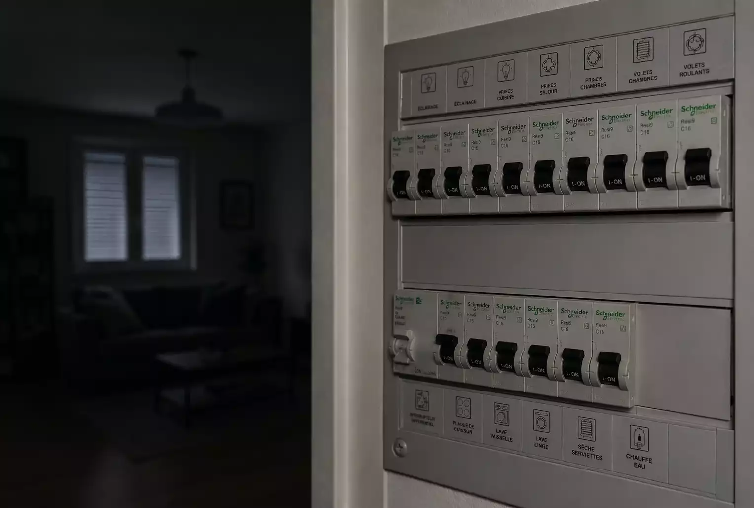 Disjoncteur ok mais plus de lumière chez vous ? On vous explique tout